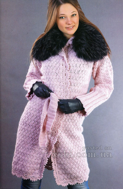 розовое пальто с воротником из меха