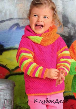 Пуловер для девочки спицами с полосатыми рукавами и шарф снуд
