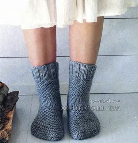 серые носки, связанные на двух спицах