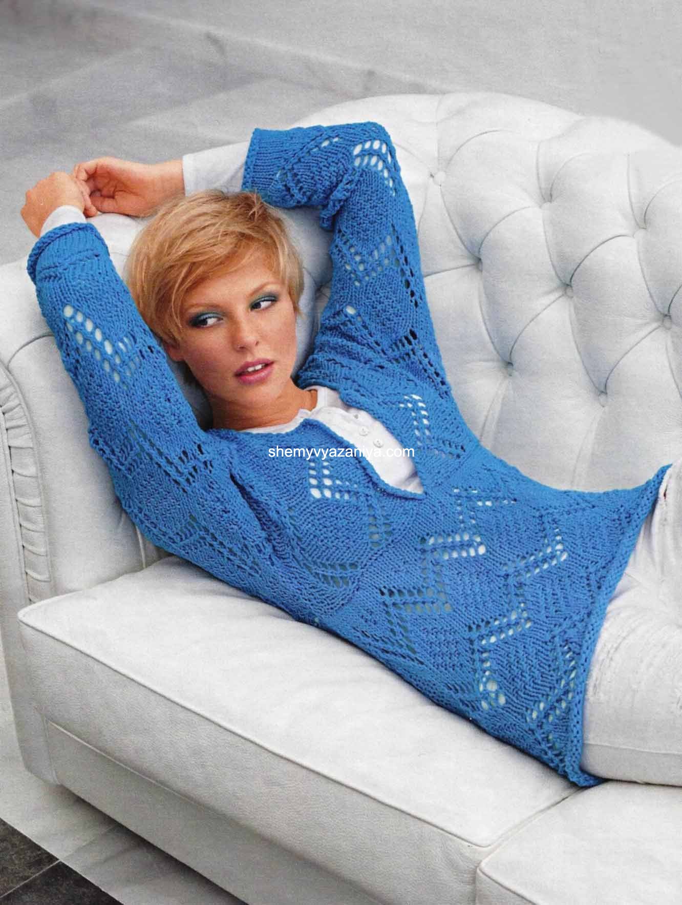 Голубой свитер спицами