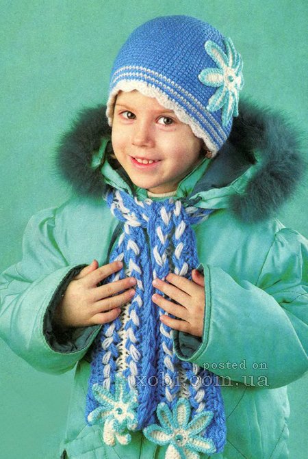 сине-белый комплект для девочки: шапка и шарф